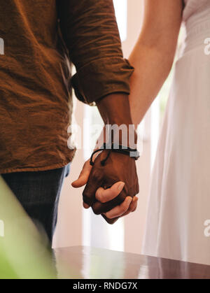 Close up of young man and woman holding hands. Vue avant du couple sur la date avec la main dans la main. Banque D'Images