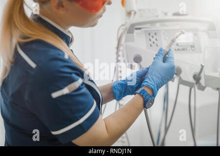 Close up of woman dentiste en uniforme bleu contrôle de l'équipement dentaire, instruments dentaires, soins dentaires Clinique dentaire en conseils. Outils pour un nettoyage des dents Banque D'Images