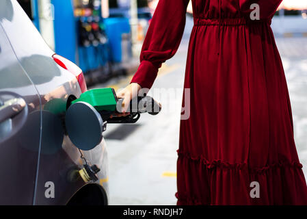 Un nouveau dépôt de la femme sur l'essence gas station close up Banque D'Images