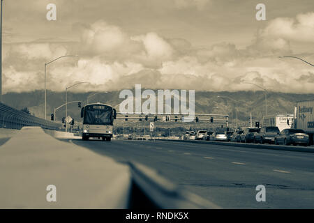Images d'autobus scolaires et d'une image d'un train avec le centre-ville de Tucson dans l'arrière du terrain. Banque D'Images