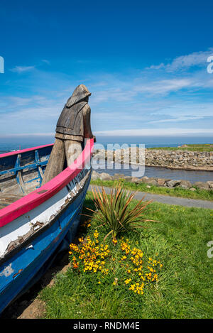 Vieux bateau en bois et sculpure par la plage à Skinningrove sur le Cleveland Way, North Yorkshire, Angleterre. Banque D'Images