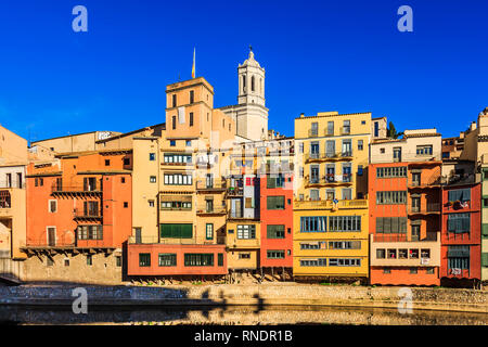 Maisons multicolores le long de la rivière Onyar dans Passeig José Canalejas Banque D'Images