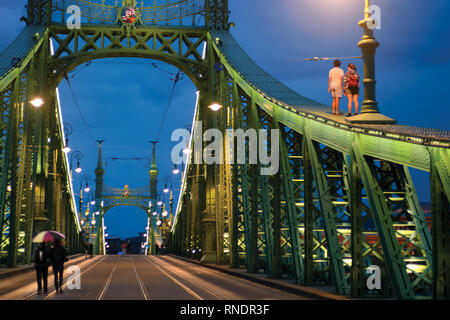 Jeune couple en train de marcher sur la poutre de construction de pont de la liberté à Budapest Banque D'Images