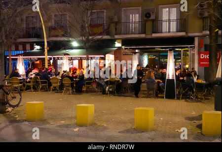 Les gens ayant de la nourriture et des boissons à un outdoor​ cafe à l'Alameda de Hercules à Séville, Espagne Banque D'Images