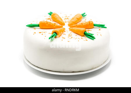 Sweet gâteau de carotte isolé sur fond blanc Banque D'Images