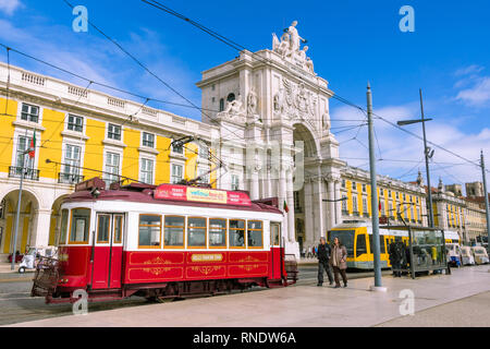 Lisbonne, Portugal - 5 mars 2016 : : vieux tramways colorés sur square Praça de Comercio à Lisbonne, au Portugal. Banque D'Images