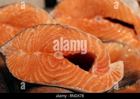 Darnes de saumon rose close up. Poisson rouge dans le marché, le concept d'alimentation saine, l'industrie de la pêche Banque D'Images