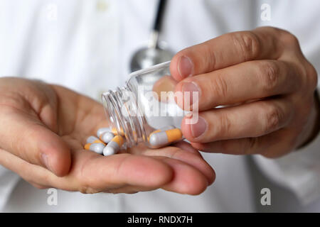 Médecin avec une bouteille de pilules, man with stethoscope donner des médicaments dans des capsules. Concept de dose des médicaments, vitamines, prescription médicale, pharmacie, f Banque D'Images