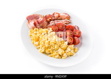 Petit-déjeuner avec des œufs brouillés, bacon et tomates isolé sur fond blanc Banque D'Images
