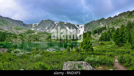 L'un des sept lacs, la montagne la plus propre Karakol situé dans la vallée, au pied de l'Bagatash passent, montagnes de l'Altaï, en Russie. Les forêts de conifères un Banque D'Images