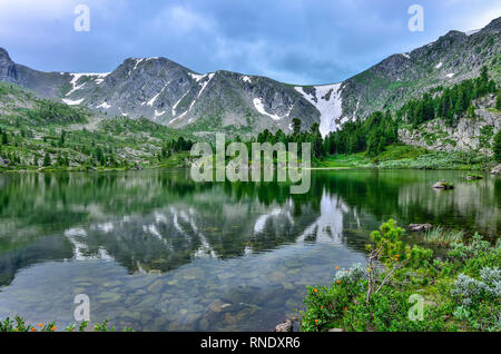 L'un des sept lacs, la montagne la plus propre Karakol situé dans la vallée, au pied de l'Bagatash passent, montagnes de l'Altaï, en Russie. Les forêts de conifères un Banque D'Images