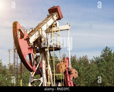 Gaz de puits de pétrole et d'essence bien contre le ciel bleu, close-up, l'extraction du pétrole, de l'équipement, de l'extraction Banque D'Images