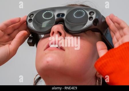 Londres, Royaume-Uni. Feb 18, 2019. Visiteurs en utilisant les lunettes de vr - Marina Abramović, La vie à la Serpentine Gallery, une perfomance dans la réalité mixte (une expérience augmentée portable). La pièce, d'une durée de 19 minutes, s'appuie sur l'artiste fascination de longue date avec la notion d'absence de matériel. L'utilisation de la réalité mixte permet d'explorer Abramović comment utiliser son propre corps comme sujet et objet, de cartographie nouveau territoire à l'intersection de la technologie et de la performance. La vie est produit par Tin Drum, un studio US/UK qui travaille exclusivement dans la réalité mixte. Crédit : Guy Bell/Alamy Live News Banque D'Images