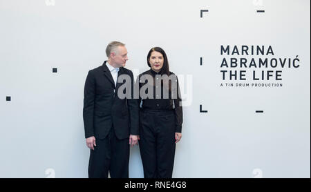 Serpentine Gallery, Londres, Royaume-Uni. 18 Février, 2019. L'art et la technologie se combinent pour une première mondiale avec Marina Abramović, l'artiste de performance d'avant-garde, et la présentation de sa dernière performance : La vie dans la réalité mixte (une expérience augmentée portable vu par les visiteurs avec des lunettes électroniques). De droit : l'artiste Marina Abramović (à droite) avec Todd Eckert, fondateur de tambour, une convention collective et les producteurs de la vie. Credit : Malcolm Park/Alamy Live News. Banque D'Images