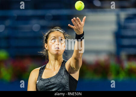 Dubaï, Émirats arabes unis. Feb 18, 2019. Lara Arruabarrena sert de l'Espagne au premier tour match contre Dudi Sela de la Slovaquie pendant le Dubai Duty Free Tennis championnat au stade de tennis international de Dubaï, DUBAÏ, ÉMIRATS ARABES UNIS Le 18 février 2019. Photo de Grant l'hiver. Credit : UK Sports Photos Ltd/Alamy Live News Banque D'Images