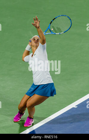 Dubaï, Émirats arabes unis. Feb 18, 2019. Dudi Sela de Slovaquie sert au premier tour match contre Lara Arruabarrena de l'Espagne pendant le Dubai Duty Free Tennis championnat au stade de tennis international de Dubaï, DUBAÏ, ÉMIRATS ARABES UNIS Le 18 février 2019. Photo par accorder crédit : Hiver UK Sports Photos Ltd/Alamy Live News Banque D'Images