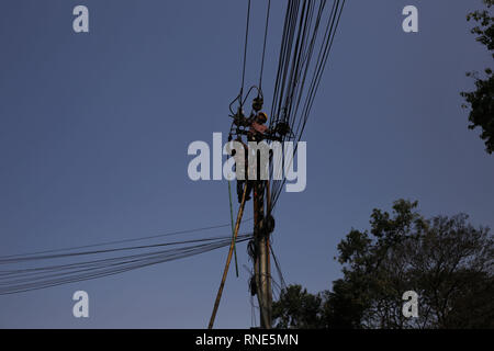 Dhaka, Bangladesh. Feb 19, 2019. Deux fils de réparation mécanique éclectique près de Dhaka University area. Credit : MD Mehedi Hasan/ZUMA/Alamy Fil Live News Banque D'Images