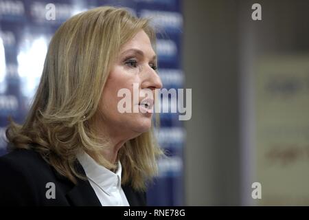 Tel Aviv, Israël. Feb 18, 2019. L'ancien ministre israélien des Affaires étrangères Tzipi Livni prend la parole lors d'une conférence de presse à Tel Aviv, Israël, le 18 février, 2019. Tzipi Livni a annoncé lundi sa retraite de la politique. JINI/crédit : Gédéon Markowicz/Xinhua/Alamy Live News Banque D'Images