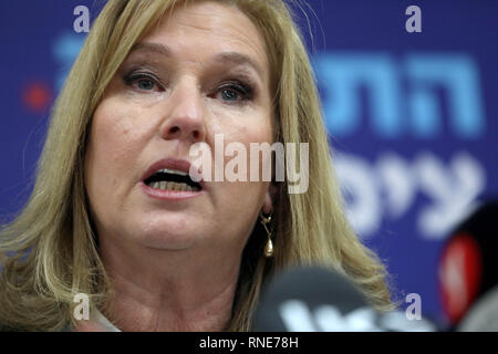 Tel Aviv, Israël. Feb 18, 2019. L'ancien ministre israélien des Affaires étrangères Tzipi Livni prend la parole lors d'une conférence de presse à Tel Aviv, Israël, le 18 février, 2019. Tzipi Livni a annoncé lundi sa retraite de la politique. JINI/crédit : Gédéon Markowicz/Xinhua/Alamy Live News Banque D'Images