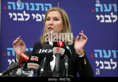 Tel Aviv, Israël. Feb 18, 2019. L'ancien ministre israélien des Affaires étrangères Tzipi Livni prend la parole lors d'une conférence de presse à Tel Aviv, Israël, le 18 février, 2019. Tzipi Livni a annoncé lundi sa retraite de la politique. JINI/crédit : Gédéon Markowicz/Xinhua/Alamy Live News Banque D'Images