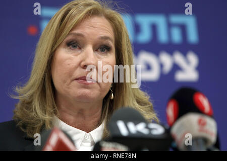 Tel Aviv, Israël. Feb 18, 2019. L'ancien ministre israélien des Affaires étrangères Tzipi Livni prend la parole lors d'une conférence de presse à Tel Aviv, Israël, le 18 février, 2019. Tzipi Livni a annoncé lundi sa retraite de la politique. JINI/crédit : Gédéon Markowicz/Xinhua/Alamy Live News Banque D'Images