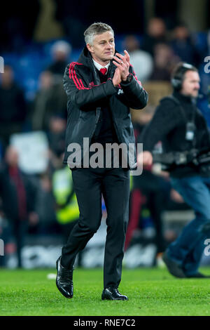 Londres, Royaume-Uni. Feb 18, 2019. Ole Gunnar Solskjaer manager de Manchester United se réjouit de la supporters en déplacement au cours de la FA Cup le 5e match entre Chelsea et Manchester United à Stamford Bridge, Londres, Angleterre le 18 février 2019. Photo par Salvio Calabrese. Usage éditorial uniquement, licence requise pour un usage commercial. Aucune utilisation de pari, de jeux ou d'un seul club/ligue/dvd publications. Credit : UK Sports Photos Ltd/Alamy Live News Banque D'Images