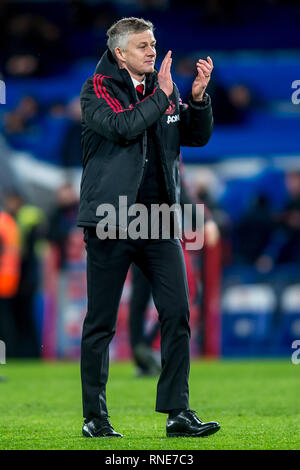 Londres, Royaume-Uni. Feb 18, 2019. Ole Gunnar Solskjaer manager de Manchester United se réjouit de la supporters en déplacement au cours de la FA Cup le 5e match entre Chelsea et Manchester United à Stamford Bridge, Londres, Angleterre le 18 février 2019. Photo par Salvio Calabrese. Usage éditorial uniquement, licence requise pour un usage commercial. Aucune utilisation de pari, de jeux ou d'un seul club/ligue/dvd publications. Credit : UK Sports Photos Ltd/Alamy Live News Banque D'Images