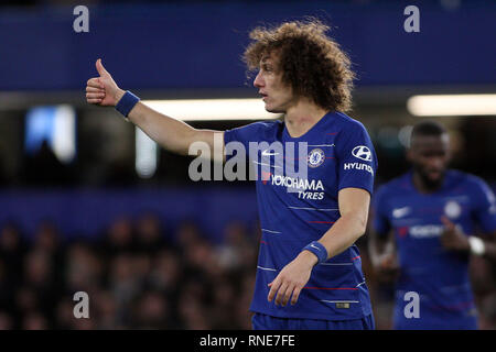 Londres, Royaume-Uni. Feb 18, 2019. David Luiz de Chelsea donne les pouces vers le haut. L'unis en FA Cup, 5ème tour, Chelsea v Manchester United à Stamford Bridge à Londres le lundi 18 février 2019. Ce droit ne peut être utilisé qu'à des fins rédactionnelles. Usage éditorial uniquement, licence requise pour un usage commercial. Aucune utilisation de pari, de jeux ou d'un seul club/ligue/dvd publications. pic par Steffan Bowen/ Crédit : Andrew Orchard la photographie de sport/Alamy Live News Banque D'Images