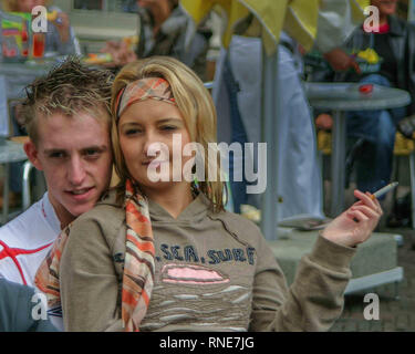 Amsterdam, Pays-Bas. 9 octobre, 2005. Un jeune couple assis dans un café-terrasse à Amsterdam, aux Pays-Bas. Credit : Arnold Drapkin/ZUMA/Alamy Fil Live News Banque D'Images