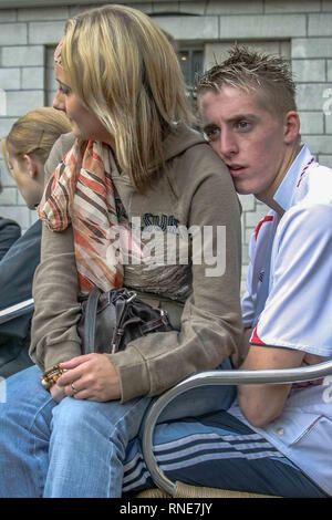 Amsterdam, Pays-Bas. 9 octobre, 2005. Un jeune couple assis dans un café-terrasse à Amsterdam, aux Pays-Bas. Credit : Arnold Drapkin/ZUMA/Alamy Fil Live News Banque D'Images