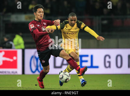 Nuremberg, Allemagne. Feb 18, 2019. Abdou Diallo de Dortmund (R) rivalise avec le Yuya Kubo lors d'un match de Bundesliga allemande entre 1. FC Nuremberg et le Borussia Dortmund à Nuremberg, Allemagne, le 18 février 2019. Le match s'est terminé 0-0. Crédit : Philippe Ruiz/Xinhua/Alamy Live News Banque D'Images