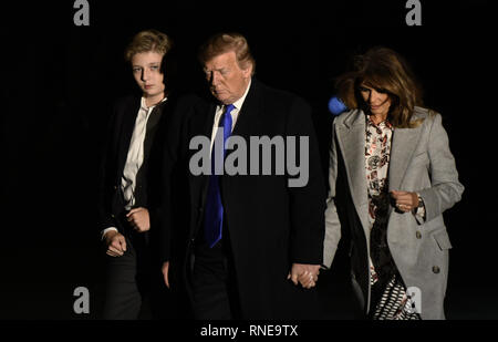 Washington, District de Columbia, Etats-Unis. Feb 18, 2019. Le Président des Etats-Unis, Donald J. Trump, première dame Melania Trump et Barron Trump arrivent à la Maison Blanche le 18 février 2019, à Washington, DC. Après avoir passé le week-end à Mar-a-Lago en Floride Crédit : Olivier Douliery/CNP/ZUMA/Alamy Fil Live News Banque D'Images