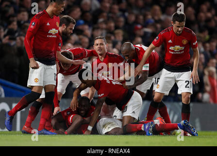 Londres, Royaume-Uni. Feb 18, 2019. Les joueurs de Manchester United célèbrent le but de Paul Pogba au cours de la FA Cup cinquième ronde match entre Chelsea et Manchester United à Londres, Grande-Bretagne, le 18 février, 2019. Manchester United a remporté 2-0. Pour un usage éditorial uniquement. Pas À VENDRE À DES FINS DE MARKETING OU DE CAMPAGNES PUBLICITAIRES. Pas d'utilisation non autorisée avec l'AUDIO, VIDÉO, données, listes de luminaire, club ou la Ligue de logos ou services 'LIVE'. En ligne De-MATCH UTILISATION LIMITÉE À 45 IMAGES, aucune émulation. Aucune UTILISATION DE PARI, DE JEUX OU D'UN CLUB OU LA LIGUE/DVD PUBLICATIONS. Credit : Han Yan/Xinhua/Alamy Live News Banque D'Images