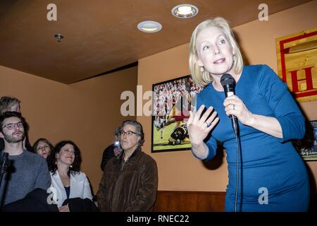 Iowa City, Iowa, États-Unis. Feb 18, 2019. Le sénateur KIRSTEN GILLIBRAND (D-NY) Campagnes à l'avion de ligne à Iowa City, Iowa, le lundi 18 février, 2019. Credit : KC McGinnis/ZUMA/Alamy Fil Live News Banque D'Images