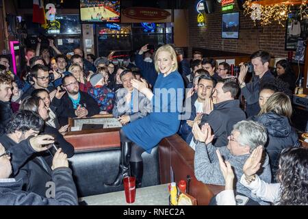 Iowa City, Iowa, États-Unis. Feb 18, 2019. Le sénateur KIRSTEN GILLIBRAND (D-NY) Campagnes à l'avion de ligne à Iowa City, Iowa, le lundi 18 février, 2019. Credit : KC McGinnis/ZUMA/Alamy Fil Live News Banque D'Images