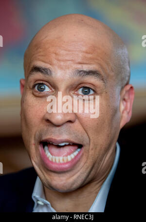 17 février 2019, Manchester, New Hampshire, USA : le candidat démocrate, le sénateur Cory Booker, ancien maire de Newark en laissant une partie de la chambre après avoir fait campagne, à Manchester, New Hampshire. Banque D'Images