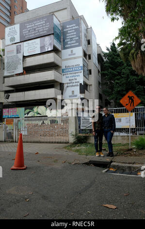 Luis Gomez et Gemma Muñoz équatorienne sont les touristes visitant certaines des places offertes dans le Pablo Escobar "narco tours". Ils allaient rendre visite à l'hacienda Napoles, la Manuela hacienda dans Guatapé et le Monaco immeuble avant la démolition. Pour eux "le Monaco démolition de bâtiment est une erreur parce qu'il aura une incidence sur le tourisme dans la ville et il diminue l'argent laissé par les touristes à Medellín" 25 ans après la mort de Pablo Escobar, le bureau du maire de Medellín et de la communauté a décidé de démolir le bâtiment de Monaco et la construction d'un parc commémoratif pour les victimes de la guerre de l'Escobar. La bu Banque D'Images
