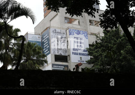 Medellin, Antioquia, en Colombie. Feb 17, 2019. Pour ne pas oublier, à réfléchir, à reborn'' est le message qui peut être lu sur la façade de l'immeuble de Monaco.25 ans après la mort de Pablo Escobar, le MedellÃ-n bureau du maire et de la communauté a décidé de démolir le bâtiment de Monaco et la construction d'un parc commémoratif pour les victimes de la guerre de l'Escobar. Le bâtiment a été construit comme un bunker de luxe par le Capo, de garder lui-même et sa famille en sécurité, et que l'MedellÃ-n de l'administration centrale du cartel.Â .Le bâtiment Monaco deviennent un problème pour la ville, l'église Santa Maria de los Angeles, et le quartier Banque D'Images