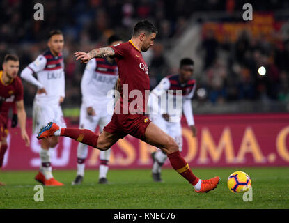 Rome, Italie. Feb 18, 2019. L'Aleksandar Kolarov roms scores au cours d'une série d'un match de football entre l'AS Roma et de Bologne à Rome, Italie, le 18 février 2019. Rome a gagné 2-1. Credit : Alberto Lingria/Xinhua/Alamy Live News Banque D'Images