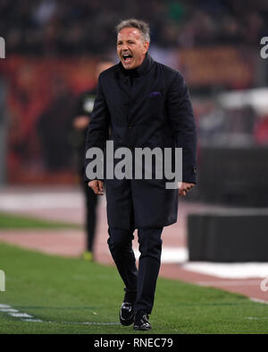 Rome, Italie. Feb 18, 2019. L'entraîneur de Bologne Sinisa Mihajlovic lors d'une série de gestes un match de football entre l'AS Roma et de Bologne à Rome, Italie, le 18 février 2019. Rome a gagné 2-1. Credit : Alberto Lingria/Xinhua/Alamy Live News Banque D'Images