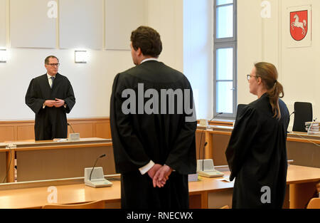 Braunschweig, Allemagne. Feb 19, 2019. Les avocats Lene Kohl (r-l) et Fabian Beulke (représentant du parquet) ainsi que Hans-Patrick Schroeder (avocat de VW) sont debout dans une salle d'audience à la cour de district. Le tribunal régional supérieur de Braunschweig a jusqu'ici donné un client VW peu d'espoir de succès dans sa demande de dommages-intérêts. Le demandeur exige le remboursement du prix d'achat d'environ 41 000 euros ou au moins une compensation pour la voiture qu'il a acheté en 2010. Credit : Holger Hollemann/dpa/Alamy Live News Banque D'Images