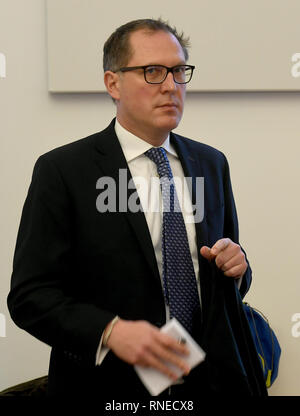 Braunschweig, Allemagne. Feb 19, 2019. L'avocat Hans-Patrick Schroeder (avocat de VW) se tient dans une salle d'audience à la cour de district. Le tribunal régional supérieur de Braunschweig a jusqu'ici donné un client VW peu d'espoir de succès dans sa demande de dommages-intérêts. Le demandeur exige le remboursement du prix d'achat d'environ 41 000 euros ou au moins une compensation pour la voiture qu'il a acheté en 2010. Credit : Holger Hollemann/dpa/Alamy Live News Banque D'Images