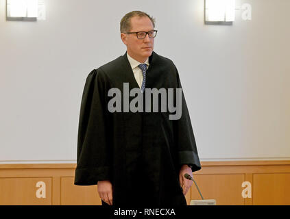 Braunschweig, Allemagne. Feb 19, 2019. L'avocat Hans-Patrick Schroeder (avocat de VW) se tient dans une salle d'audience à la cour de district. Le tribunal régional supérieur de Braunschweig a jusqu'ici donné un client VW peu d'espoir de succès dans sa demande de dommages-intérêts. Le demandeur exige le remboursement du prix d'achat d'environ 41 000 euros ou au moins une compensation pour la voiture qu'il a acheté en 2010. Credit : Holger Hollemann/dpa/Alamy Live News Banque D'Images