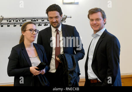 Braunschweig, Allemagne. Feb 19, 2019. Les avocats Lene Kohl (l-r), Fabian Beulke et Jan-Eike Andresen (représentant de l'accusation) se tenir ensemble dans une salle d'audience à la cour de district. Le tribunal régional supérieur de Braunschweig a jusqu'ici donné un client VW peu d'espoir de succès dans sa demande de dommages-intérêts. Le demandeur exige le remboursement du prix d'achat d'environ 41 000 euros ou au moins une compensation pour la voiture qu'il a acheté en 2010. Credit : Holger Hollemann/dpa/Alamy Live News Banque D'Images