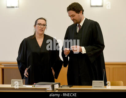 Braunschweig, Allemagne. Feb 19, 2019. Les avocats Lene Kohl (l) et Fabian Beulke (représentant de l'accusation) se tenir ensemble dans une salle d'audience à la cour de district. Le tribunal régional supérieur de Braunschweig a jusqu'ici donné un client VW peu d'espoir de succès dans sa demande de dommages-intérêts. Le demandeur exige le remboursement du prix d'achat d'environ 41 000 euros ou au moins une compensation pour la voiture qu'il a acheté en 2010. Credit : Holger Hollemann/dpa/Alamy Live News Banque D'Images