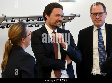 Braunschweig, Allemagne. Feb 19, 2019. Les avocats Lene Kohl (l-r) et Fabian Beulke (représentant du parquet) ainsi que Hans-Patrick Schroeder (avocat de VW) se tenir ensemble dans une salle d'audience à la cour de district. Le tribunal régional supérieur de Braunschweig a jusqu'ici donné un client VW peu d'espoir de succès dans sa demande de dommages-intérêts. Le demandeur exige le remboursement du prix d'achat d'environ 41 000 euros ou au moins une compensation pour la voiture qu'il a acheté en 2010. Credit : Holger Hollemann/dpa/Alamy Live News Banque D'Images