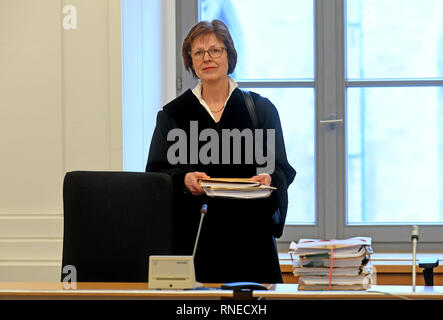 Braunschweig, Allemagne. Feb 19, 2019. Christa Niestroj, juge président et vice-président de la Haute Cour régionale de Braunschweig, se tient à la table du juge dans un tribunal de la cour de district. Le tribunal régional supérieur de Braunschweig a jusqu'ici donné un client VW peu d'espoir de succès dans sa demande de dommages-intérêts. Le demandeur exige le remboursement du prix d'achat d'environ 41 000 euros ou au moins une compensation pour la voiture qu'il a acheté en 2010. Credit : Holger Hollemann/dpa/Alamy Live News Banque D'Images