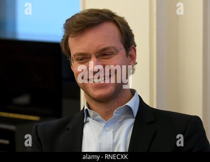 Braunschweig, Allemagne. Feb 19, 2019. L'avocat Jan-Eike Andresen (représentant de l'accusation) sourit dans une salle d'audience à la cour de district. Le tribunal régional supérieur de Braunschweig a jusqu'ici donné un client VW peu d'espoir de succès dans sa demande de dommages-intérêts. Le demandeur exige le remboursement du prix d'achat d'environ 41 000 euros ou au moins une compensation pour la voiture qu'il a acheté en 2010. Credit : Holger Hollemann/dpa/Alamy Live News Banque D'Images