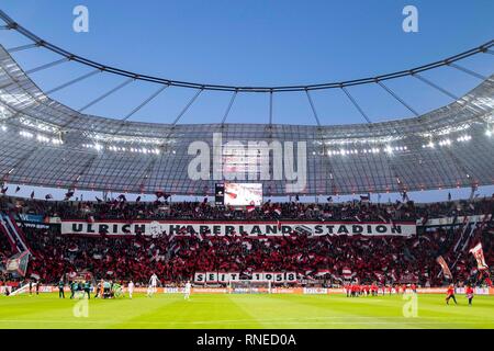 Leverkusen, Allemagne. Feb 18, 2019. Fonction, chorégraphie de la LEV Fans, Ulrich Haberland, stade de football, Fankurve 1.Bundesliga, 22.journée, Bayer 04 Leverkusen (LEV) - Fortuna Düsseldorf (D) 2 : 0, le 17.02.2019 à Leverkusen/Allemagne. # #  DFL règlement interdit toute utilisation des photographies comme des séquences d'images et/ou quasi-vidéo # #  € | utilisée dans le monde entier : dpa Crédit/Alamy Live News Banque D'Images