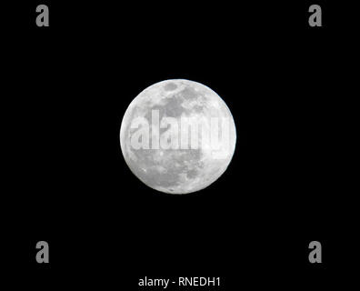 Los Angeles, USA. Feb 18, 2019. Photo prise le 18 février 2019 montre pleine lune à Los Angeles, aux États-Unis. Crédit : Li Ying/Xinhua/Alamy Live News Banque D'Images